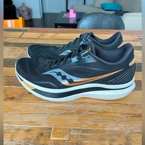 Men’s Saucony Endorphin Speed Running Shoe, black/gold, size 10